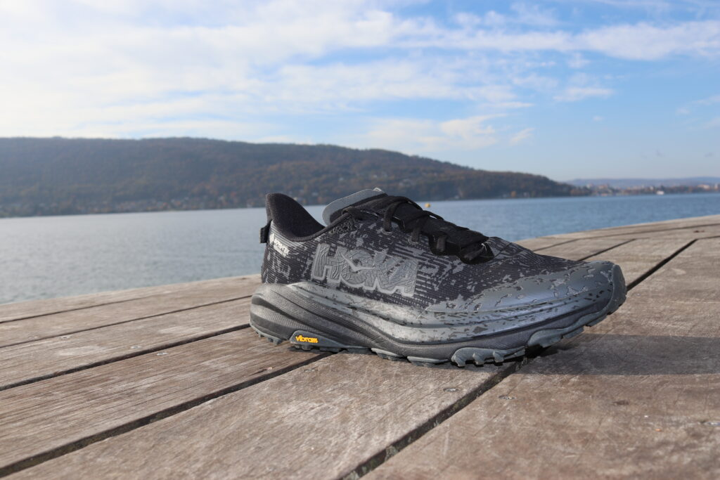 Picture of the Hoka Speedgoat 6 at annecy lake
