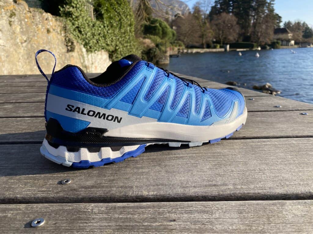 Picture of the Salomon XA Pro 3D in blue and white at annecy lake