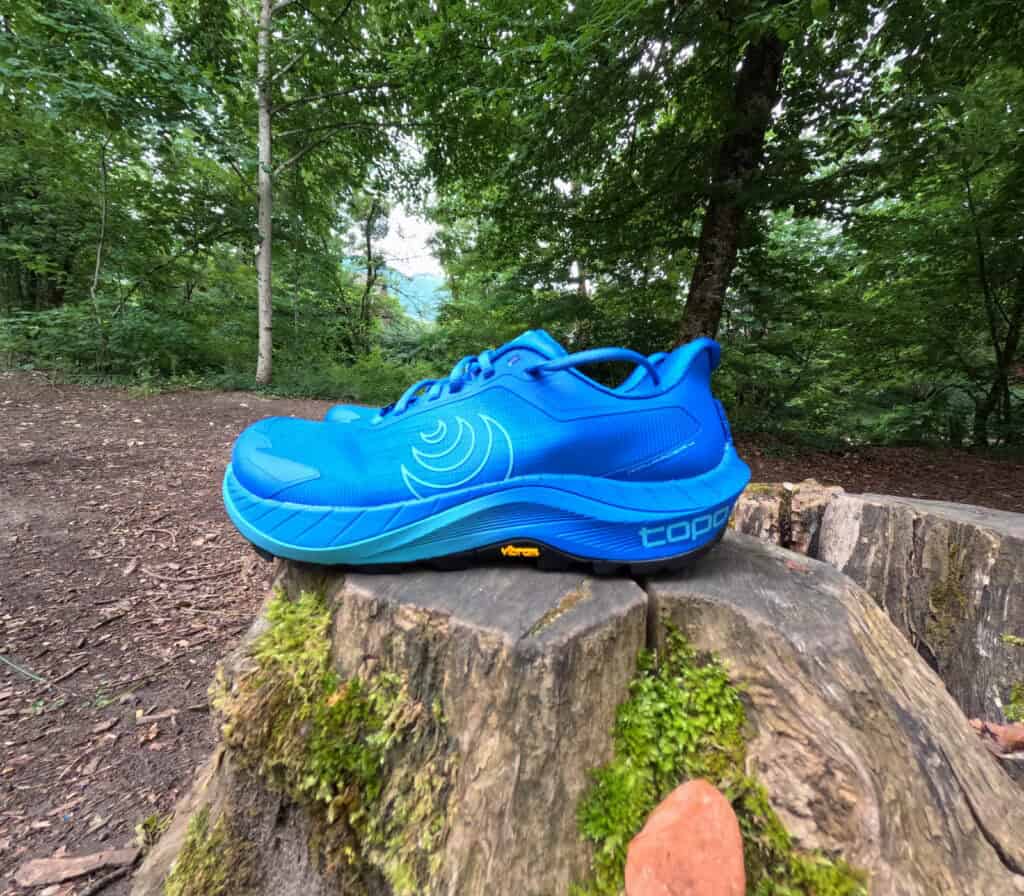 Picture of the TOPO MTN Racer 4 in all blue from the side